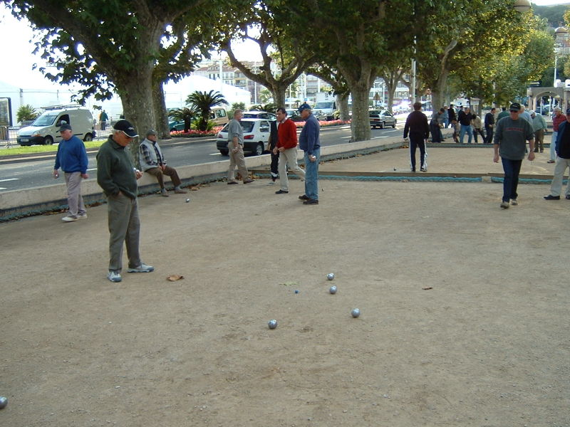 800px-Pétanque_players_in_Cannes_(France)_2003